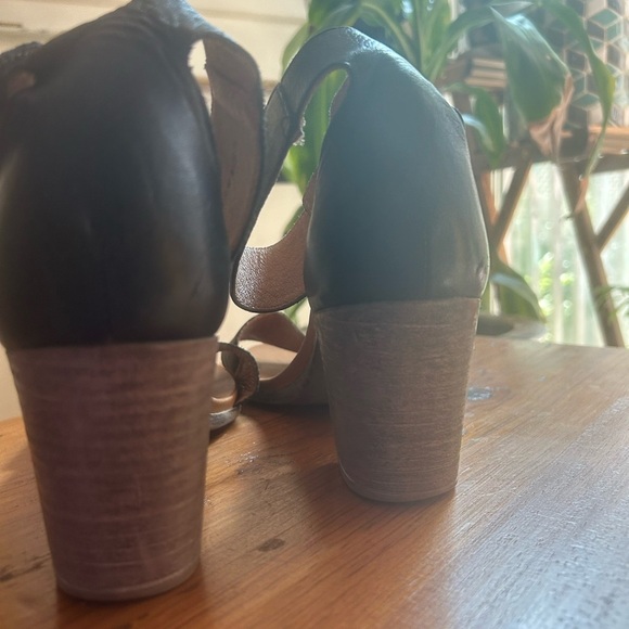 EOS Black and Tan Leather Sandals 39/8.5 - Picture 12 of 16